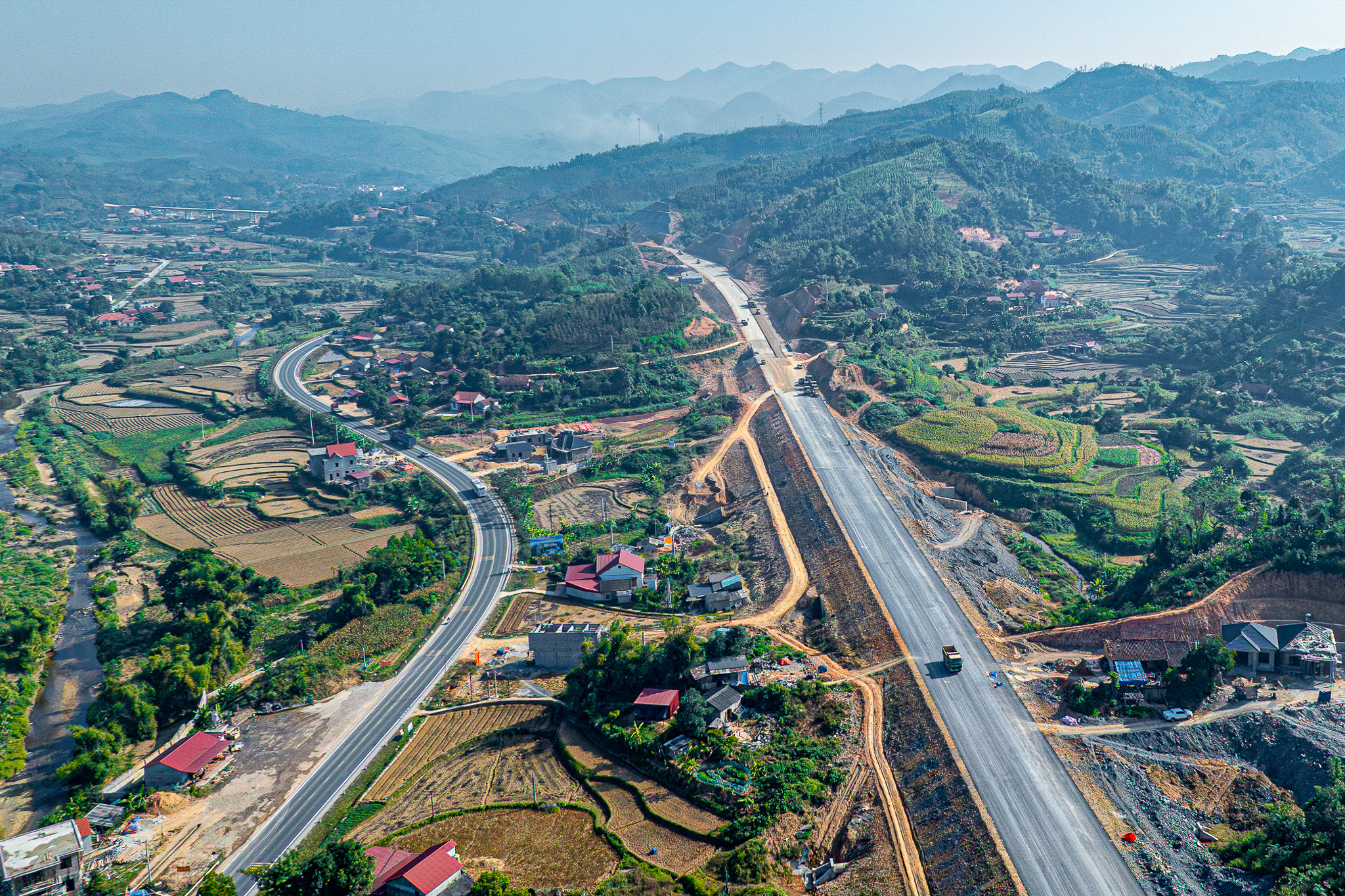 Chiêm ngưỡng cao tốc ngàn tỉ sắp thông tuyến 'mạch máu' giao thương biên giới Việt - Trung - Ảnh 1. Ngắm cao tốc ngàn tỉ sắp thông tuyến 'mạch máu' giao thương biên giới Việt - Trung - Ảnh 1.