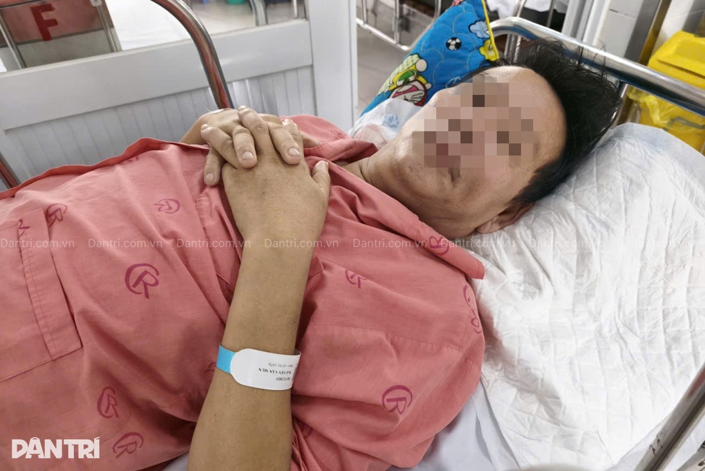 Ngâm nước nóng pha muối để trị tê, nhiều người tiểu đường phải cắt chân - 1