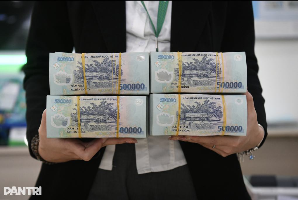 Ngân hàng đồng loạt tăng kịch trần lãi suất tiền gửi kỳ hạn ngắn - 1