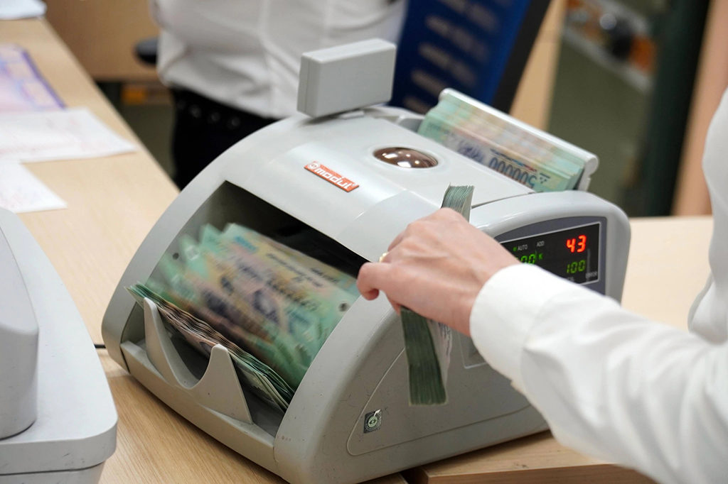 Ngân hàng đua tăng lãi suất tiết kiệm- Ảnh 1. Ngân hàng đua tăng lãi suất tiết kiệm- Ảnh 1.