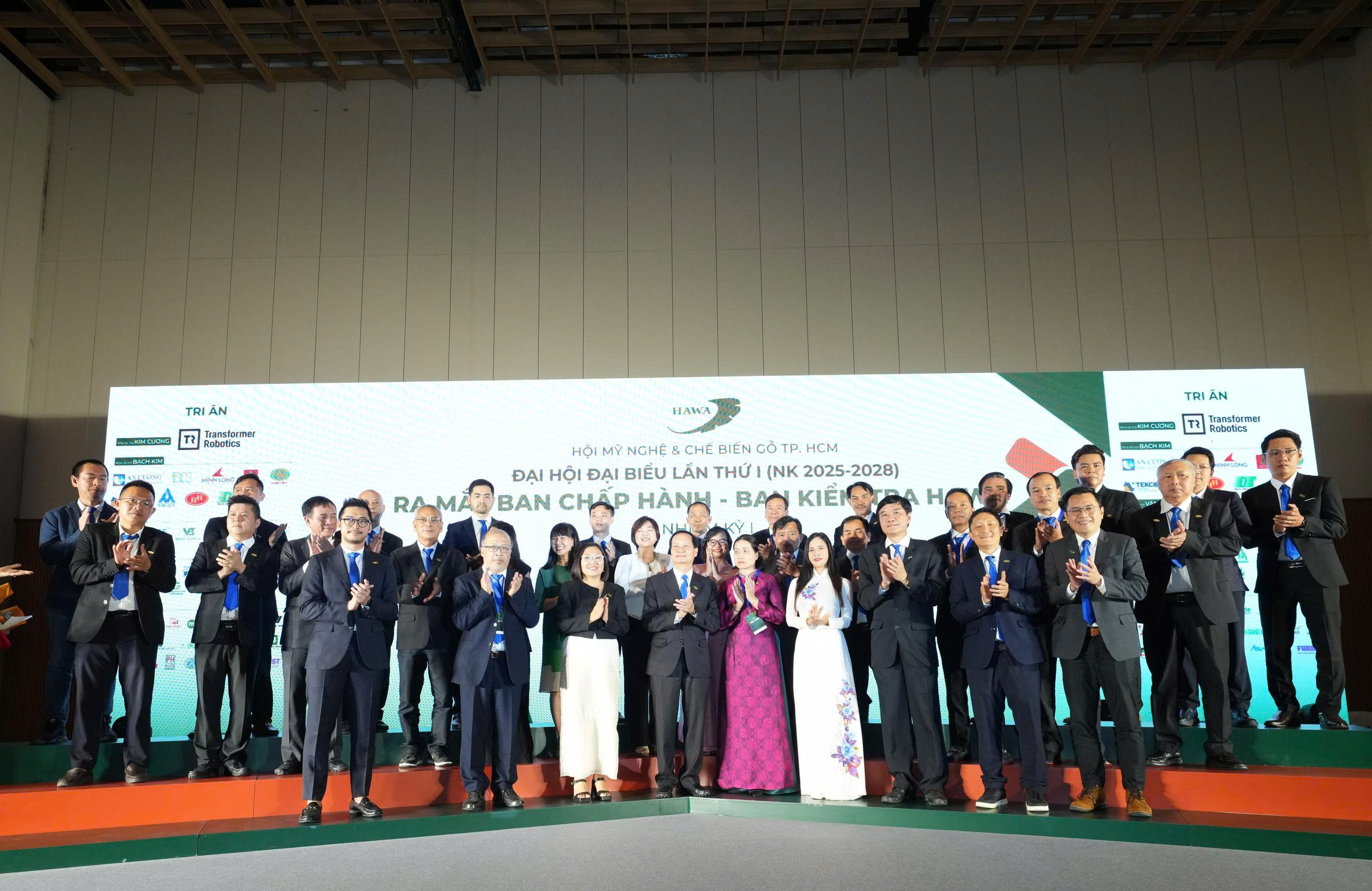 Ngành gỗ TP.HCM hợp nhất, quy tụ gần 1.000 doanh nghiệp, đặt mục tiêu xuất khẩu 15 tỉ USD 1 Ngành gỗ TP.HCM hợp nhất, quy tụ gần 1.000 doanh nghiệp, đặt mục tiêu xuất khẩu 15 tỉ USD - Ảnh 1.