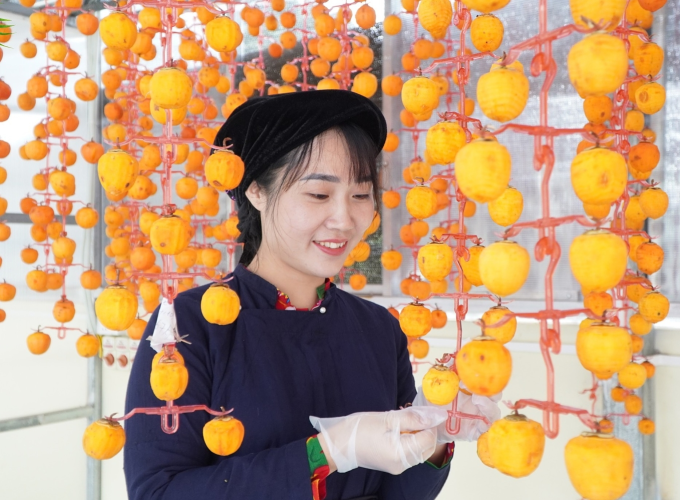 Hồng vành khuyên được treo trên giàn phơi gió tại Lang Sơn. Ảnh: Anh Đào