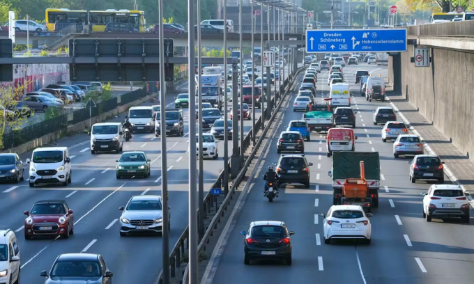 Xe cộ chạy trên đường A100 ở Berlin, một trong những đường cao tốc đông đúc nhất ở Đức. Ảnh: DPA