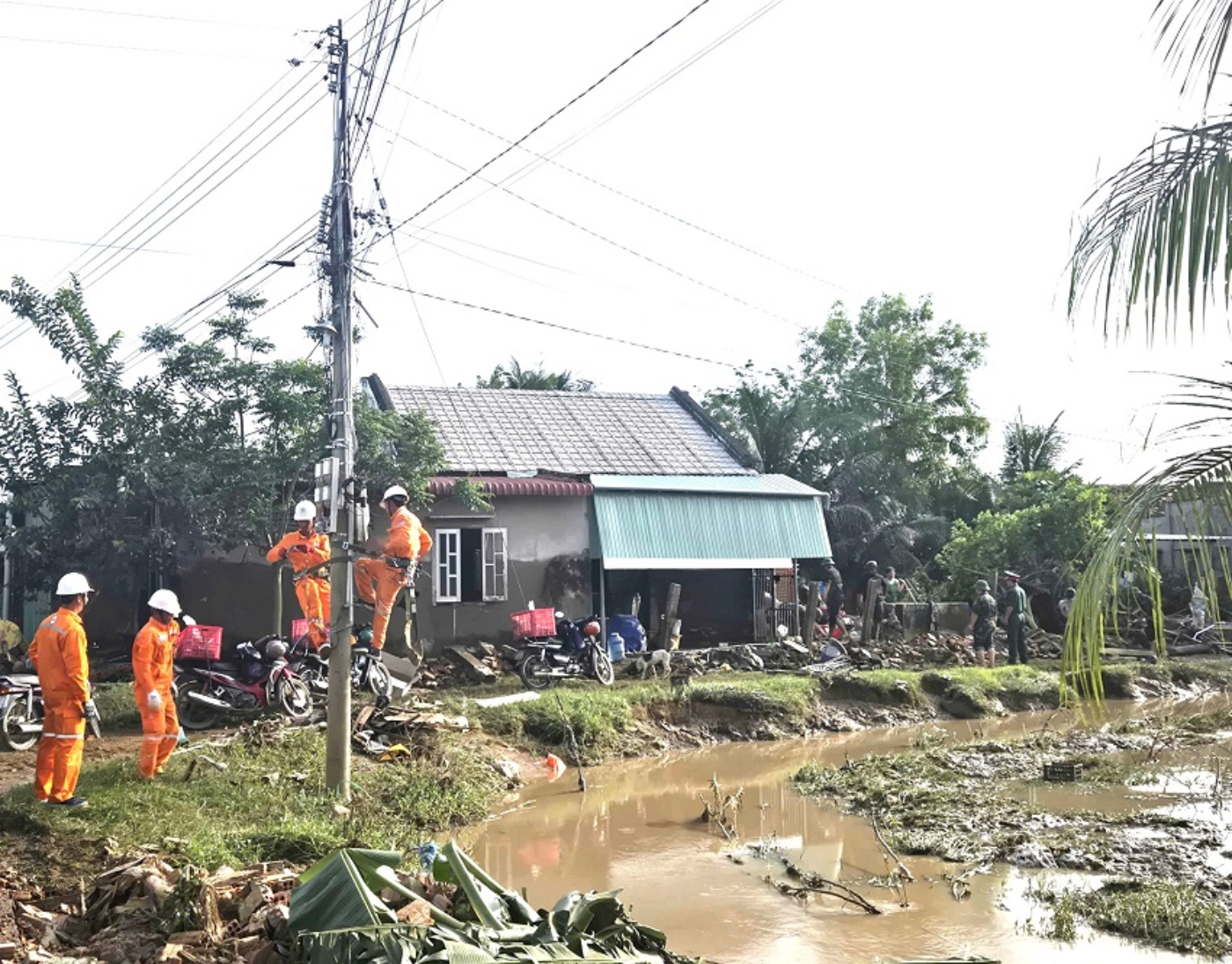 Ngập sâu diện rộng, Công ty Điện lực Lâm Đồng trực 24/24, kịp thời ứng phó- Ảnh 1.