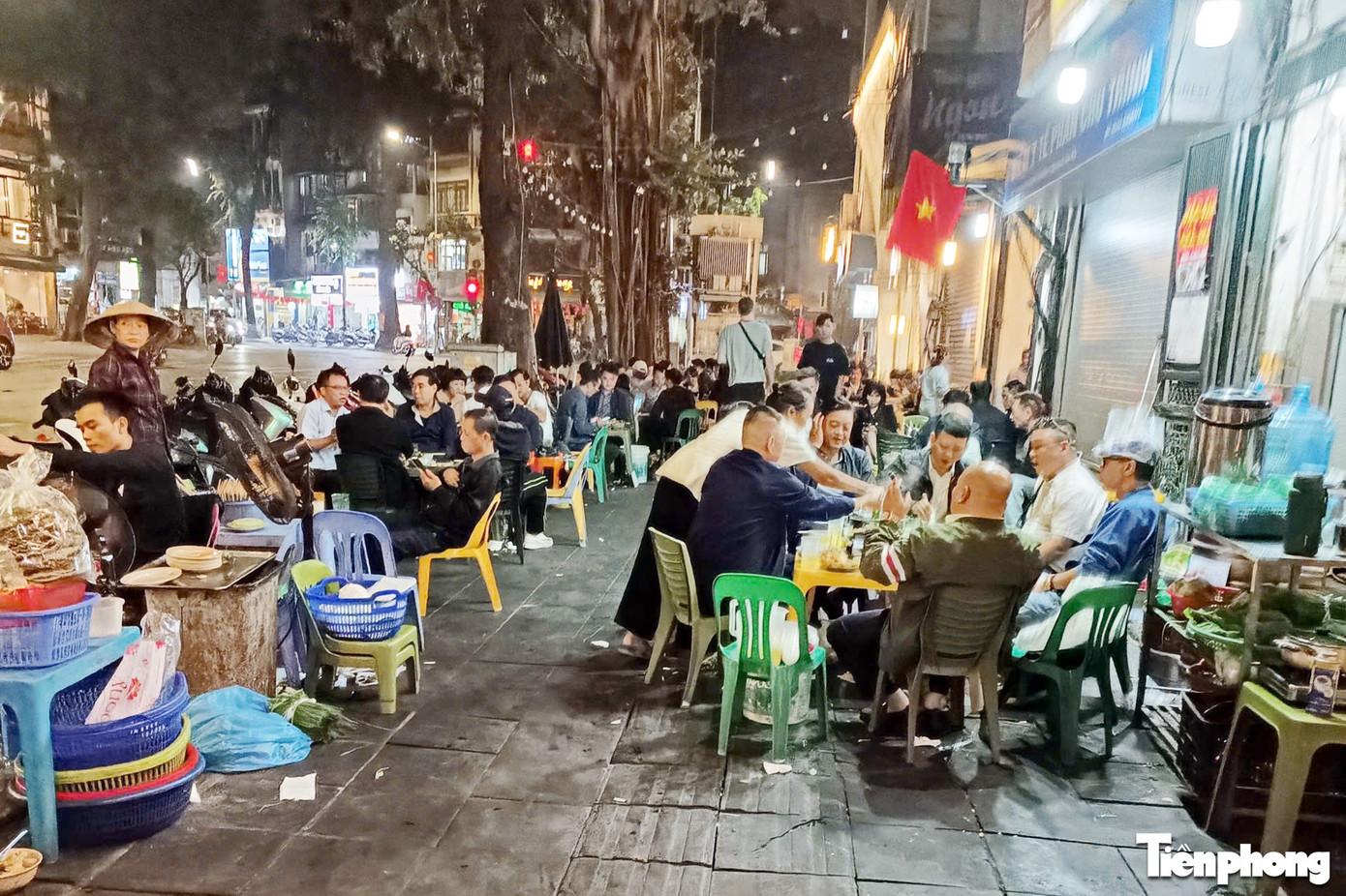 Vỉa hè Hà Nội: Ngày thông thoáng, đêm thành 'phố nhậu'- Ảnh 1.