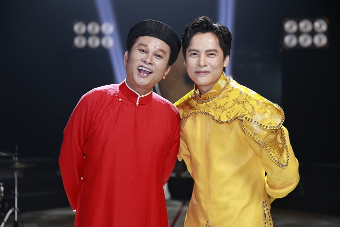 NSND Hữu Quốc (trái) và ca sĩ Minh Sang trong hậu trường MV. Ảnh: Nhân vật cung cấp