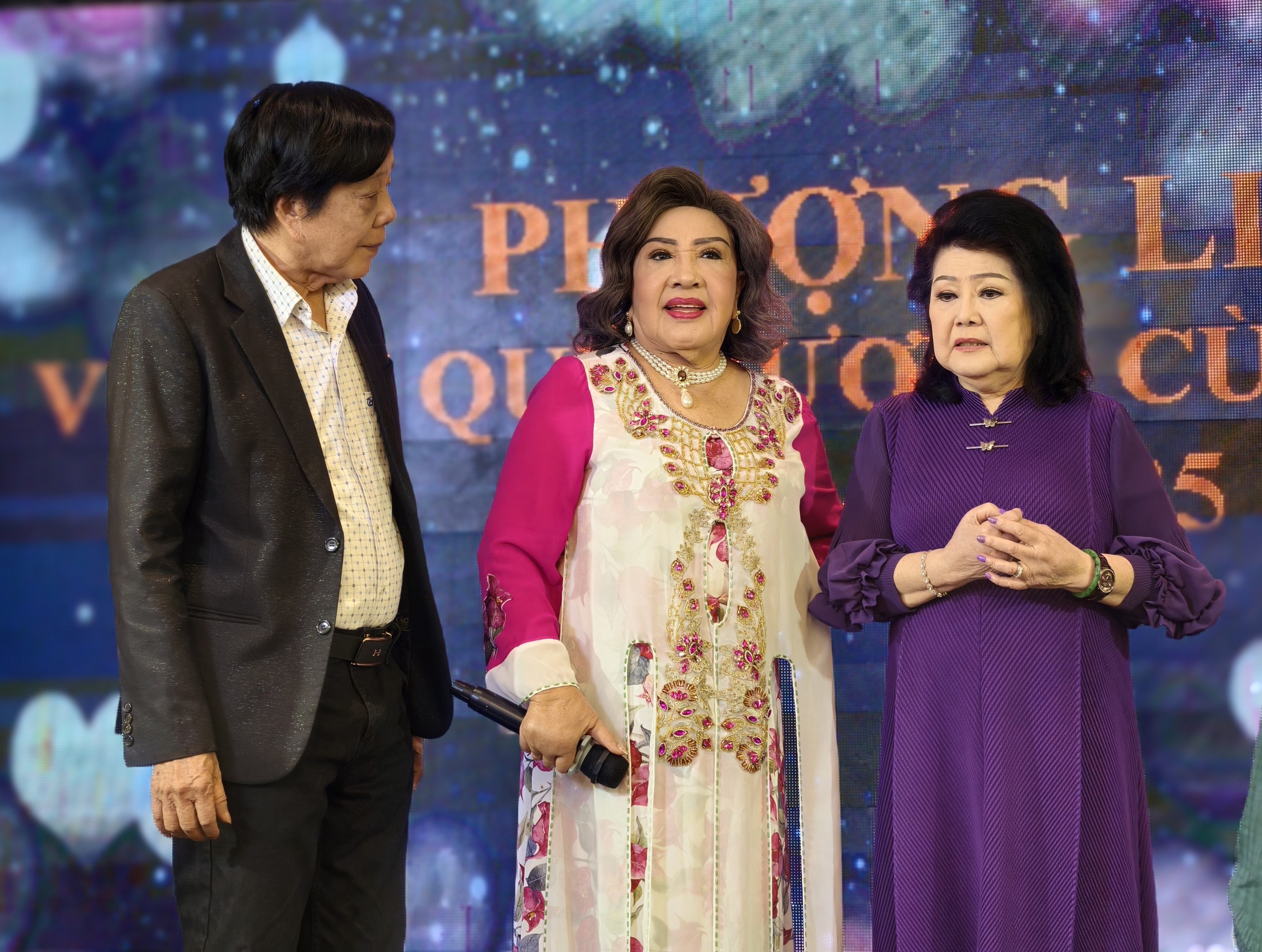 Nghệ sĩ Phượng Liên về thăm quê hương- Ảnh 1. Nghệ sĩ Phượng Liên về thăm quê hương- Ảnh 1.