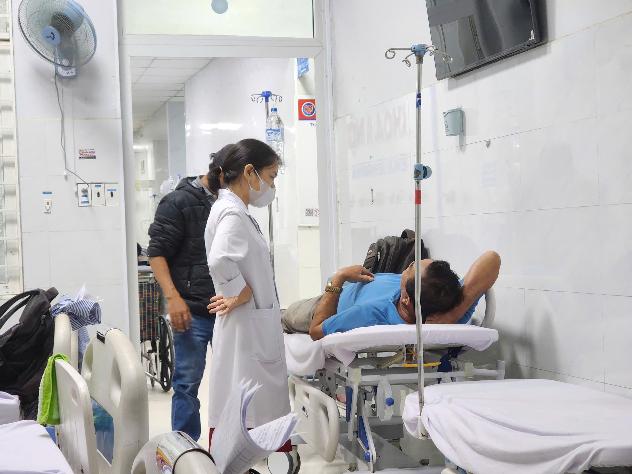 Nghi ngộ độc do ăn bánh mì Hồng Vân, số bệnh nhân đã lên 105 người 1 ngộ độc - Ảnh 1.