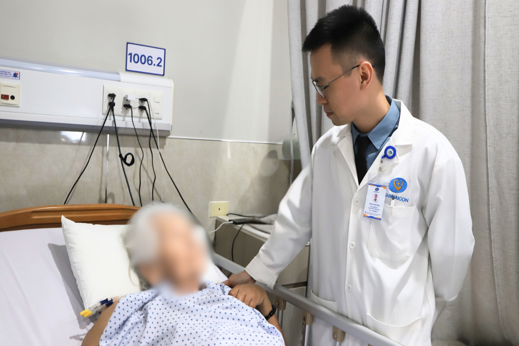 Nghĩ táo bón là chuyện thường, người phụ nữ phải cắt gần hết đại tràng - 1