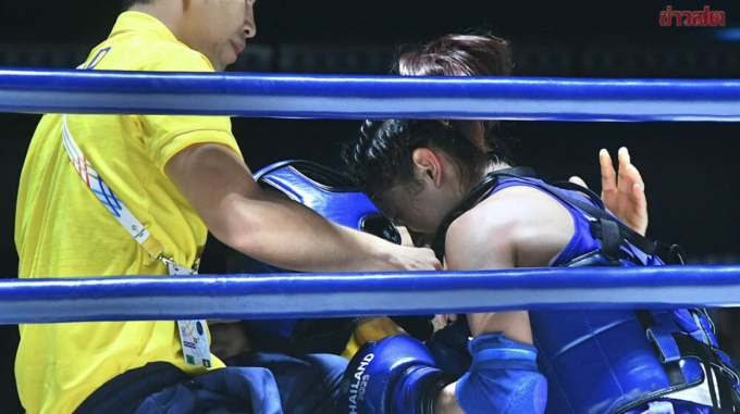 Một VĐV Muay Thái của Thái Lan thất vọng tại SEA Games 33. Ảnh: Khaosod