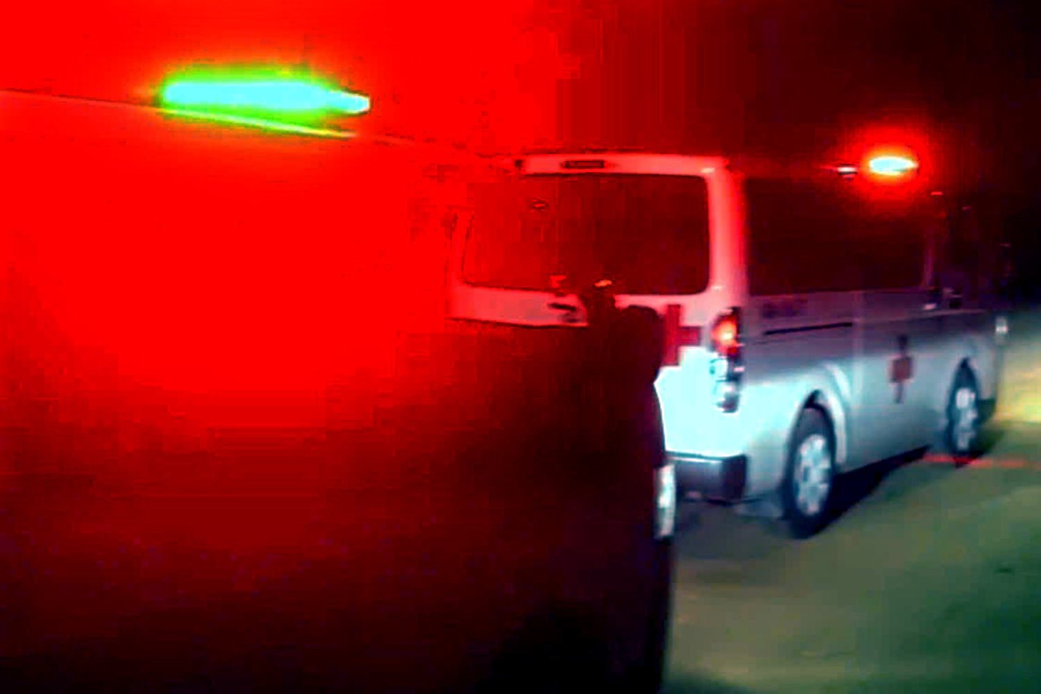 Nghiêm trị xe cứu thương lạm dụng quyền ưu tiên - Ảnh 1.