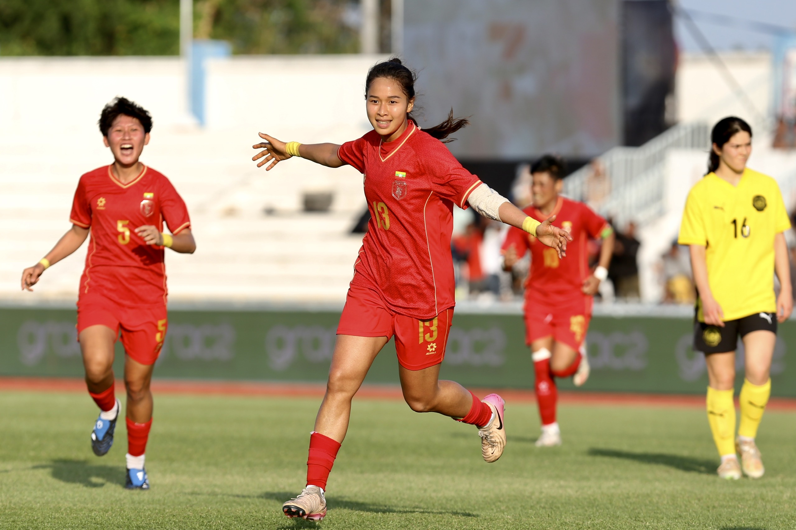 Thắng dễ Malaysia, đội tuyển nữ Myanmar chờ đại chiến Việt Nam: Ngôi đầu bảng gay cấn- Ảnh 1. Thắng dễ Malaysia, đội tuyển nữ Myanmar chờ đại chiến Việt Nam: Ngôi đầu bảng gay cấn- Ảnh 1.