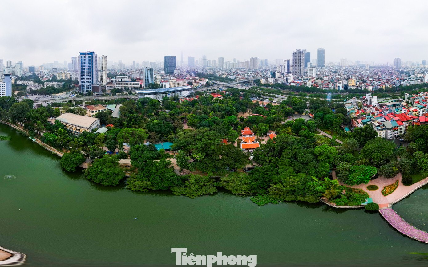 Tọa lạc trên gò đất mang tên Long Thủ, rợp bóng cây cổ thụ xanh mát quanh năm, đền Voi Phục (phường Ba Đình) từ lâu đã là một danh thắng nổi tiếng của Thủ đô. Đầu tháng 8/2024, UBND TP Hà Nội đã ký quyết định công nhận đền Voi Phục là điểm du lịch Di tích Quốc gia đặc biệt.