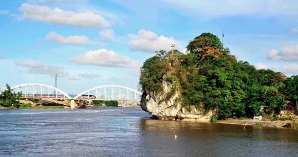 Ngọn núi cao 25m là Di tích Quốc gia Đặc biệt, vách đá khắc nhiều bài thơ cổ nhất Việt Nam: Nơi sở hữu phong cảnh sơn thuỷ hữu tình 1 Núi Non Nước, du lịch Núi Non Nước