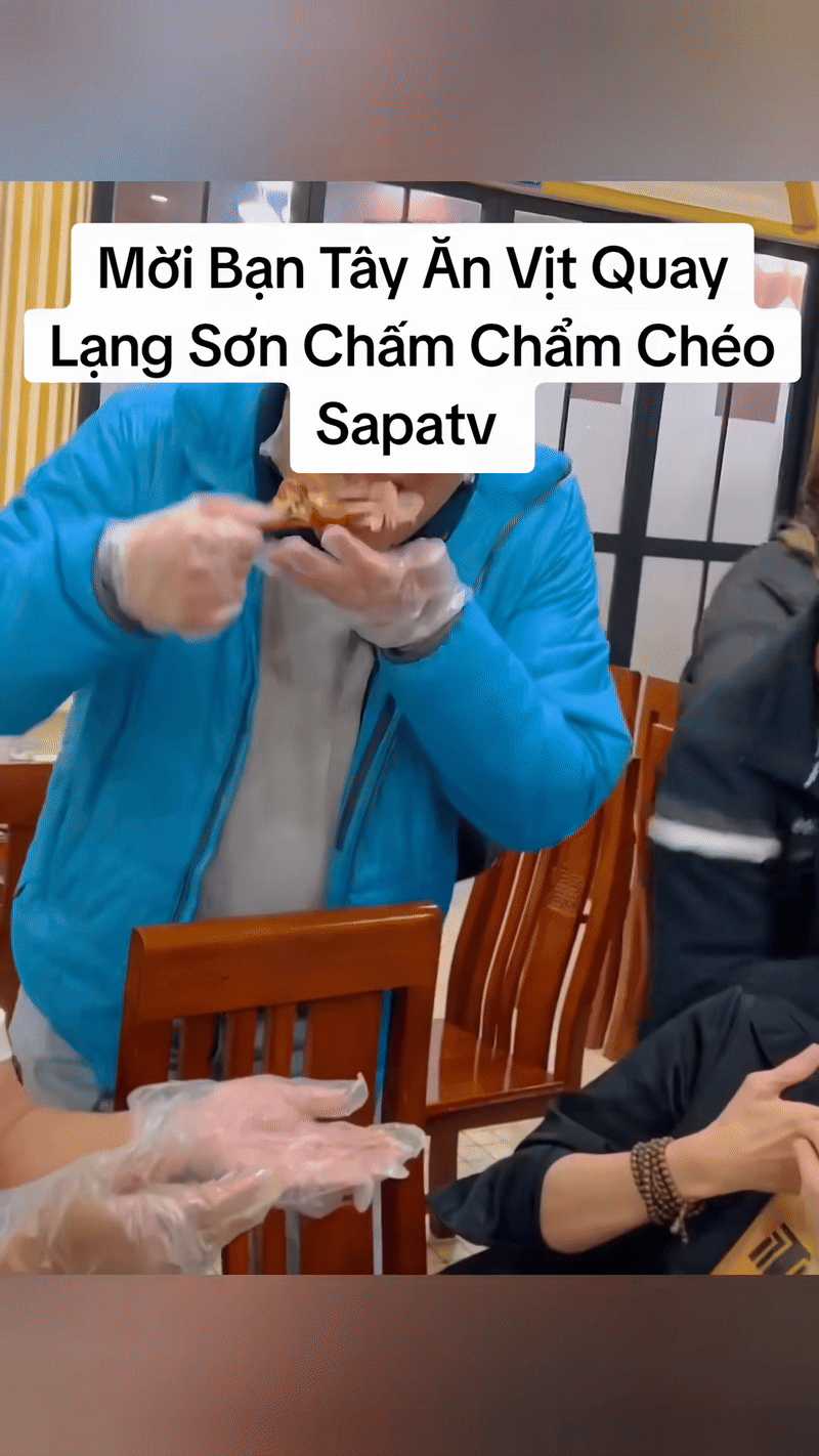 Khách Tây thử ăn món thịt đặc sản Lạng Sơn, gật đầu tấm tắc khen: Khách Tây thử ăn món thịt đặc sản Lạng Sơn, gật đầu tấm tắc khen: