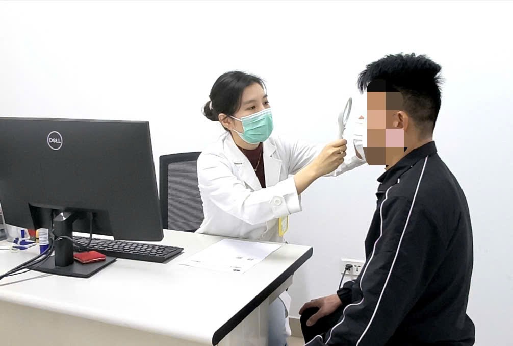 Các bác sĩ phát hiện tại vùng mu của bệnh nhân có nhiều dát màu xanh sáng, kích thước khoảng 1-2 mm.