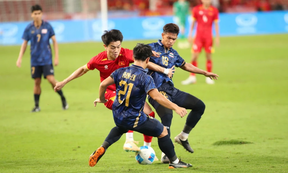 Đình Bắc chơi khó khăn trong vòng vây Thái Lan ở hiệp một. Ảnh: ANH PHƯƠNG. nguoc-dong-khong-tuong-u-22-viet-nam-vo-dich-sea-games-33 (4).jpg