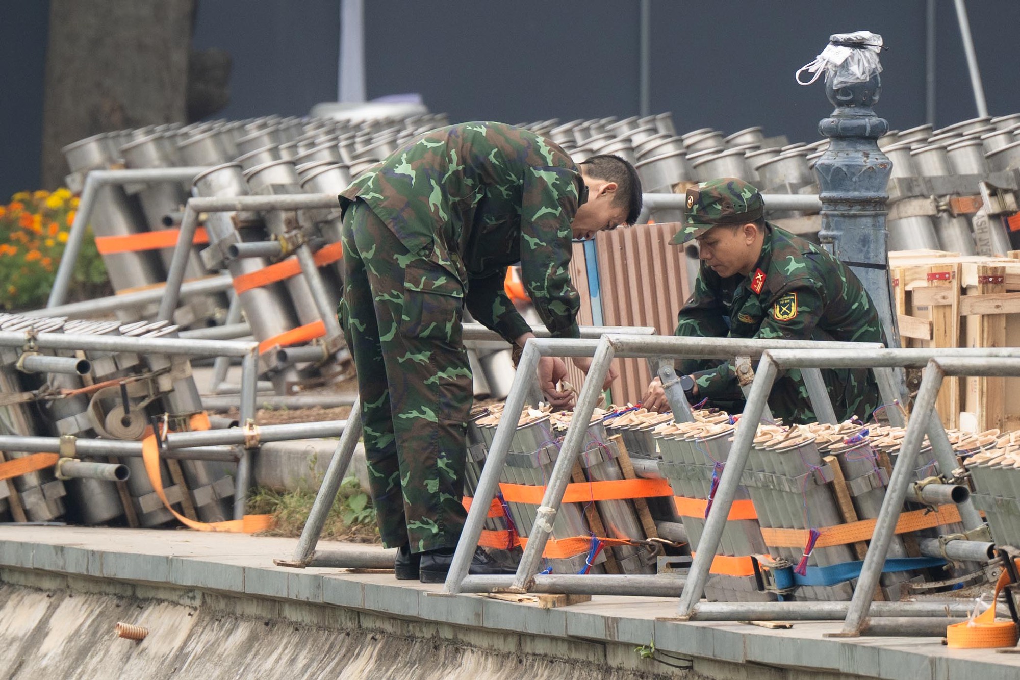 Không khí trước đêm Giao thừa: Người Hà Nội háo hức mong chờ màn pháo hoa 
