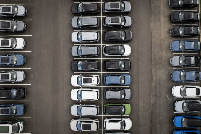 Ôtô trưng bày tại một đại lý ở Boulder, bang Colorado hồi đầu năm. Ảnh: WSJ