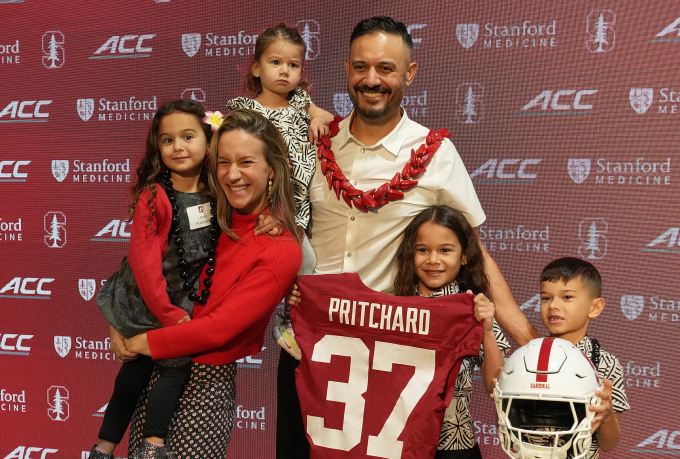 Một gia đình đông con chụp hình tại Đại học Stanford, California, Mỹ, ngày 2/12. Ảnh: AFP