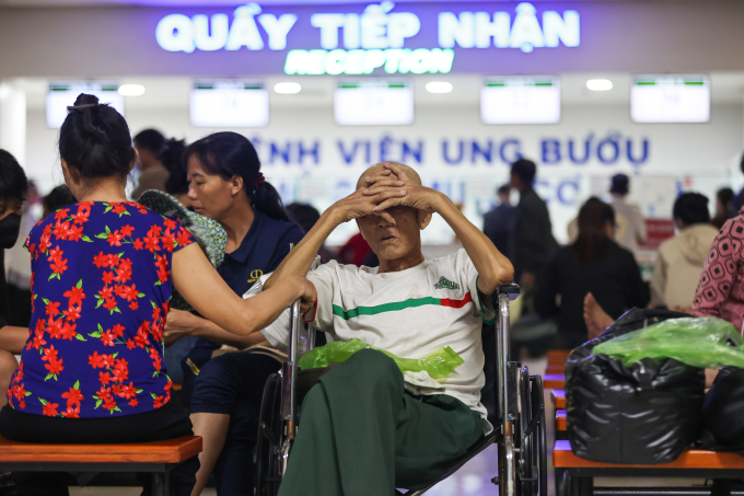 Bệnh nhân chờ khám bệnh tại Bệnh viện Ung Bướu TP HCM cơ sở 2, TP Thủ Đức. Ảnh: Quỳnh Trần