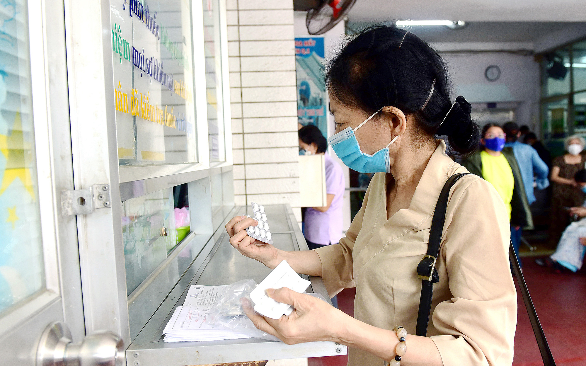 Người bệnh phản ảnh không được kê đơn thuốc 2-3 tháng/lần, Bộ Y tế nói gì? - Ảnh 1.