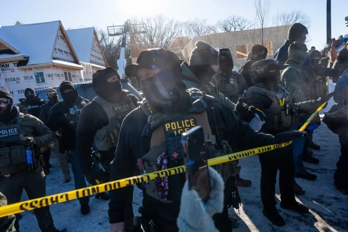 Đặc vụ di trú liên bang phong tỏa căn nhà đang xây tại Chanhassen, ngoại ô Minneapolis, ngày 13/12. Ảnh: Minnesota Star Tribune