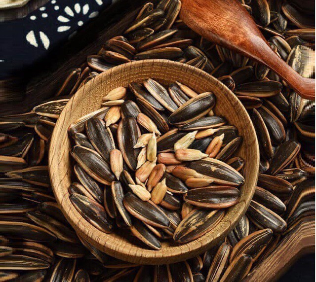 Người cao tuổi nên ăn ít 3 loại hạt này, càng ăn nhiều thận càng yếu 1 Hạt hướng dương. Ảnh minh họa