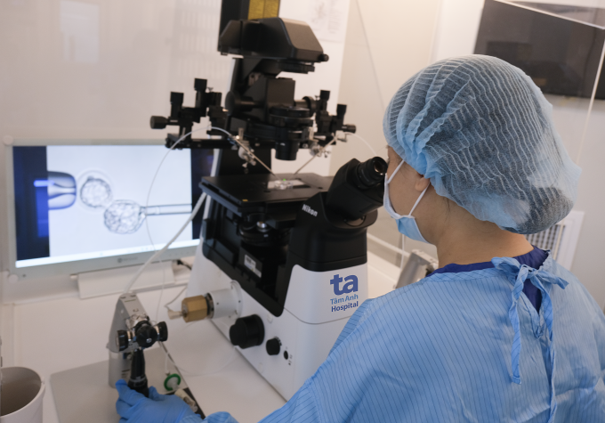 Chuyên viên phôi học IVF Tâm Anh thực hiện kỹ thuật sinh thiết sàng lọc phôi tiền làm tổ. Ảnh: Bảo Phương