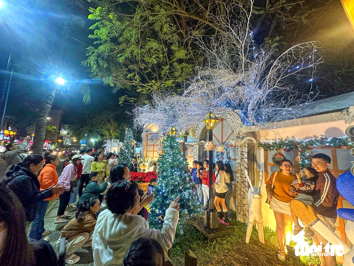 Người dân Đà Nẵng chen chân săn ảnh, đón Noel sớm 1 Người dân Đà Nẵng chen chân săn ảnh, đón Noel sớm - Ảnh 1.