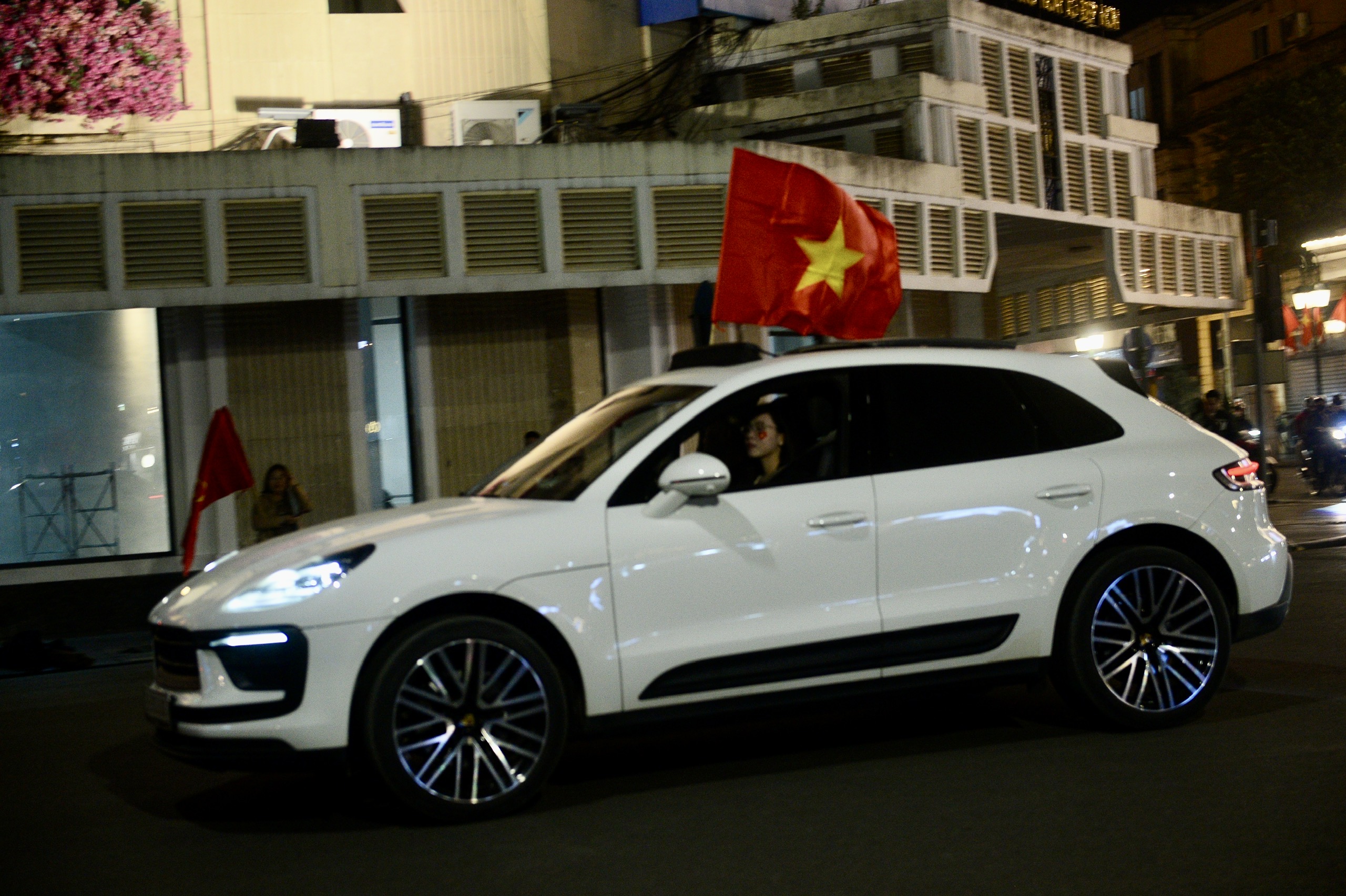 Người dân cả nước tràn ra đường 'đi bão' sau khi U22 Việt Nam giành huy chương vàng 1 U22 việt nam - Ảnh 1.