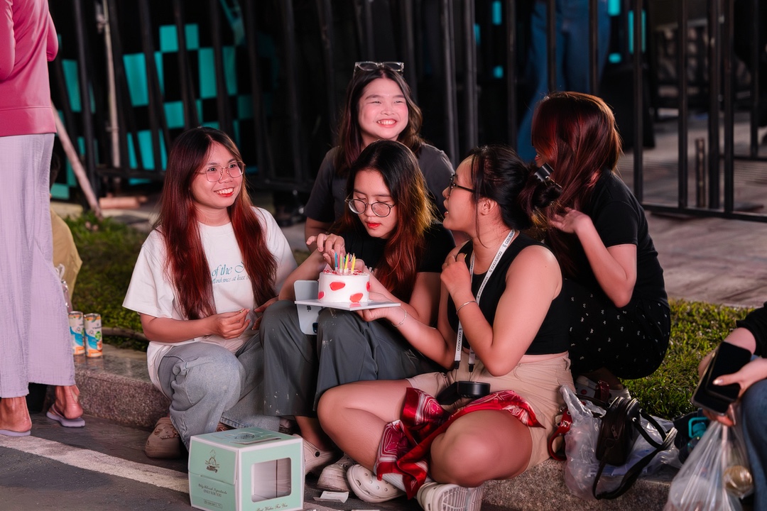 Sẵn sàng đón năm mới 2026: Người dân đổ về trung tâm, trải bạt giữ chỗ xem pháo hoa trước 9 tiếng- Ảnh 1.