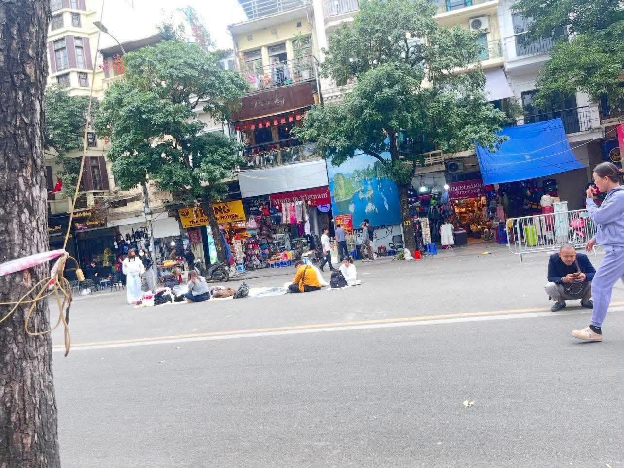 Sẵn sàng đón năm mới 2026: Người dân đổ về trung tâm, trải bạt giữ chỗ xem pháo hoa trước 9 tiếng- Ảnh 9.