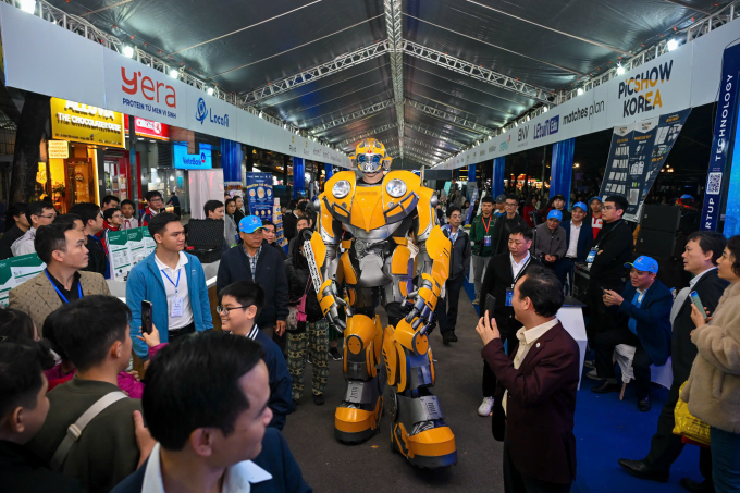 Khu vực trải nghiệm công nghệ tại Techfest 2025 được đặt ngay trên phố đi bộ Hồ Gươm, thu hút đông đảo người dân, du khách ghé thăm. Ảnh: Giang Huy