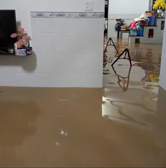 Ngôi nhà của chị  Lộc bị ngập nửa mét ở phòng khách vào lúc 21h ngày 4/12. Ảnh: Bích Lộc