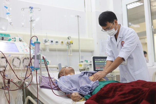 Người đàn ông 47 tuổi ở Quảng Ninh viêm tụy tái phát thừa nhận có thói quen nhiều người Việt mắc phải 1 Việc lạm dụng rượu là nguyên nhân hàng đầu dẫn đến tình trạng viêm tụy cấp. Ảnh: BVCC