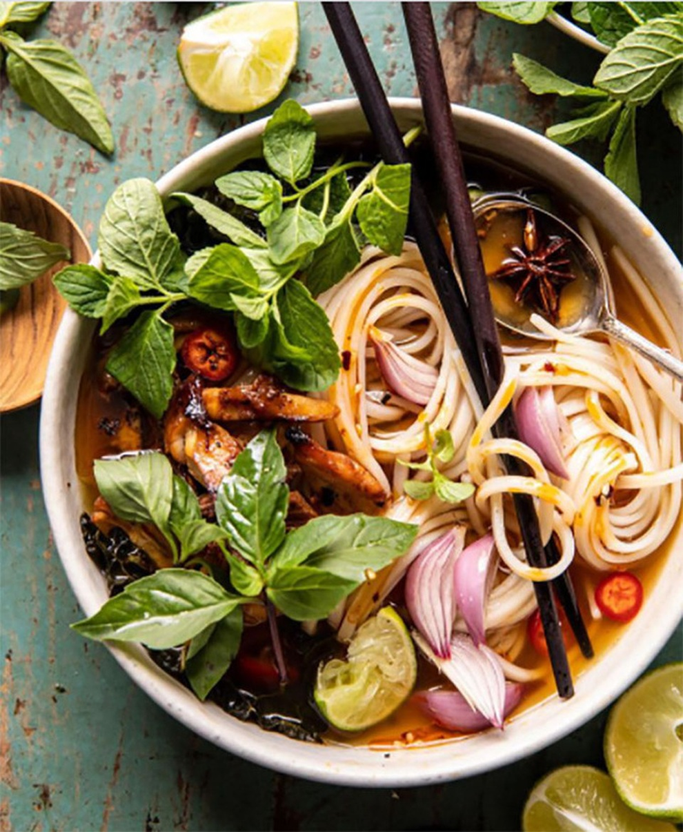 Người đàn ông Nhật hầm cá biển làm nước dùng nấu phở Việt Nam gây bức xúc - 2