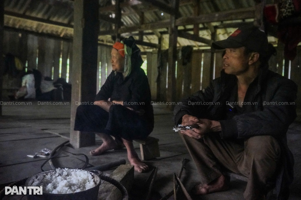 Người đàn ông bị khối u hành hạ và nỗi lo dắt bà lão chạy trốn gió mưa - 1