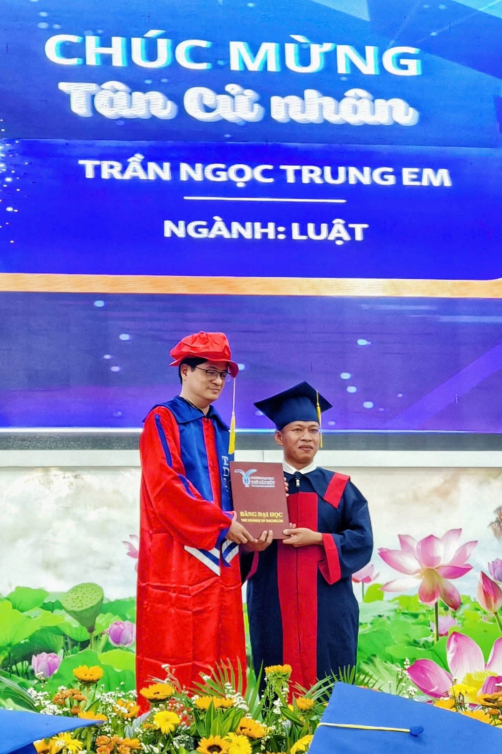 Người đàn ông làm phụ hồ, chạy xe ôm 12 năm để kiếm tiền vào đại học - 1