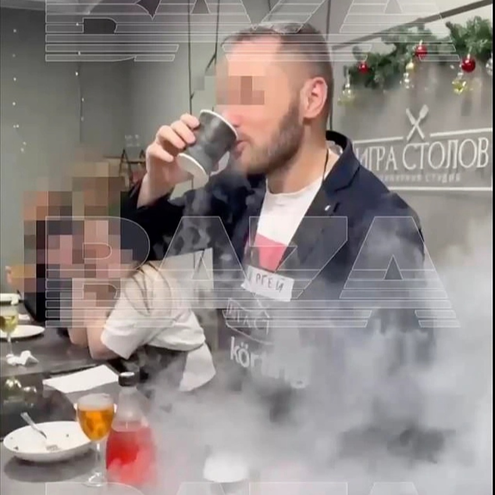 Người đàn ông ngã gục, vỡ dạ dày sau khi uống món đồ có pha nitơ hóa lỏng - 1