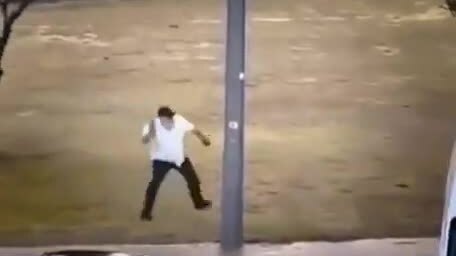 Người đàn ông bị bắn chết sau khi ném gạch vào kẻ xả súng ở Australia