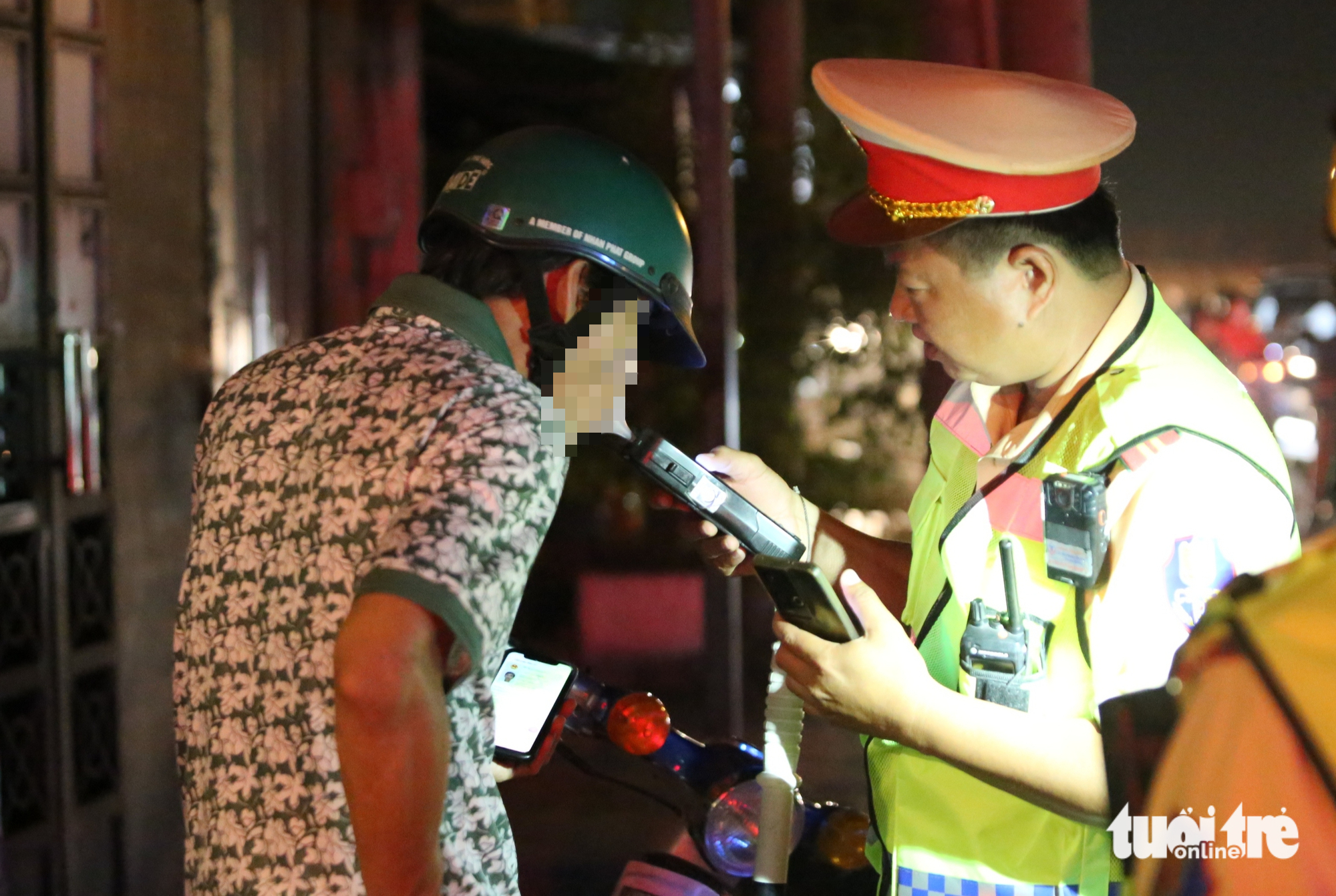 Người đàn ông vi phạm nồng độ cồn ở TP.HCM: 'Kêu vợ ra chở về là không bị phạt nặng rồi' - Ảnh 1.