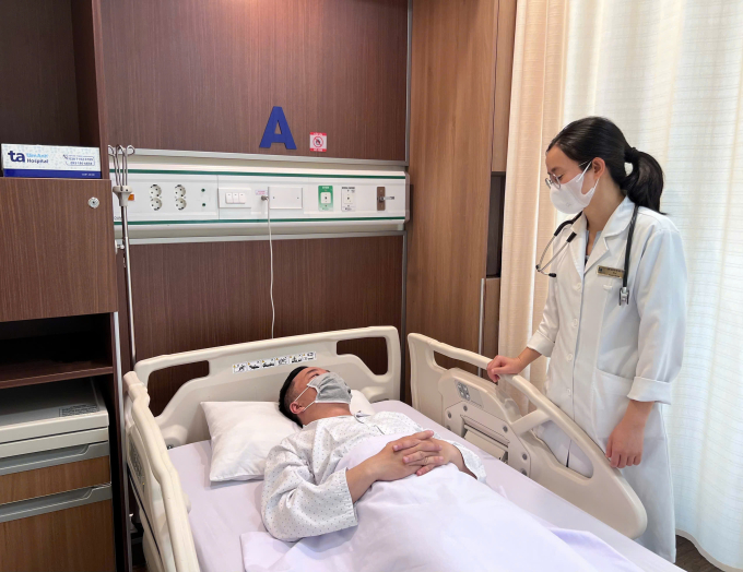 Người đàn ông điều trị biến chứng viêm phổi do sởi tại Bệnh viện Đa khoa Tâm Anh Hà Nội. Ảnh: Thanh Ba