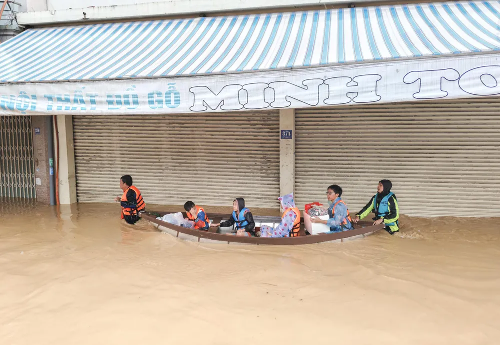 Người dân ở phường Tây Nha Trang, nơi lũ cao 4 m bị thiệt hại nặng nề. Ảnh: XUÂN HOÁT IMG_20251120_130103_1.jpg