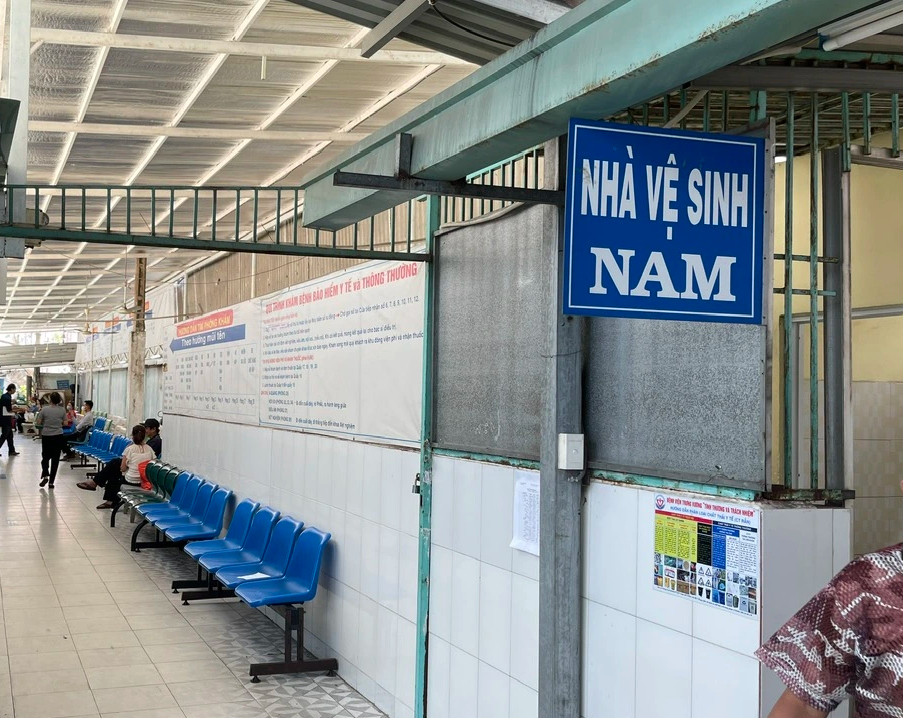 Người dân than phiền bệnh viện công thiếu bãi giữ xe, nhà vệ sinh hôi- Ảnh 2. Người dân than phiền bệnh viện công thiếu bãi giữ xe, nhà vệ sinh hôi- Ảnh 2.