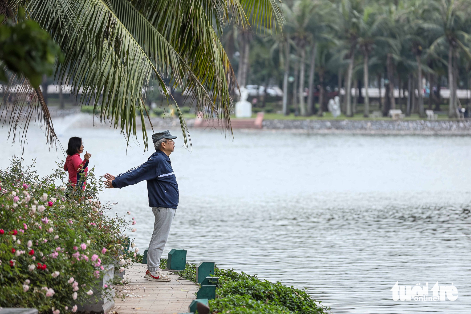 Người dân thủ đô ra ngoài 'hít hà' sau chuỗi ngày ô nhiễm cảnh báo tím 1 ô nhiễm - Ảnh 1.