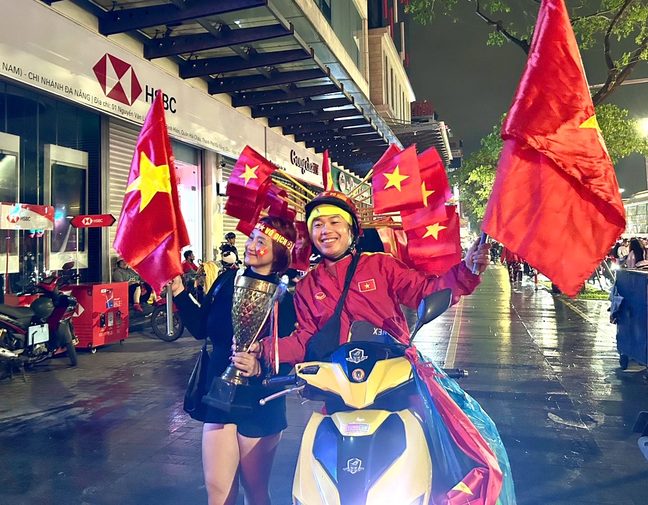 Người dân tràn ra đường 'đi bão' mừng U22 Việt Nam vô địch SEA Games 33 12 Người dân tràn ra đường 'đi bão' mừng U22 Việt Nam vô địch SEA Games 33 - Ảnh 12.