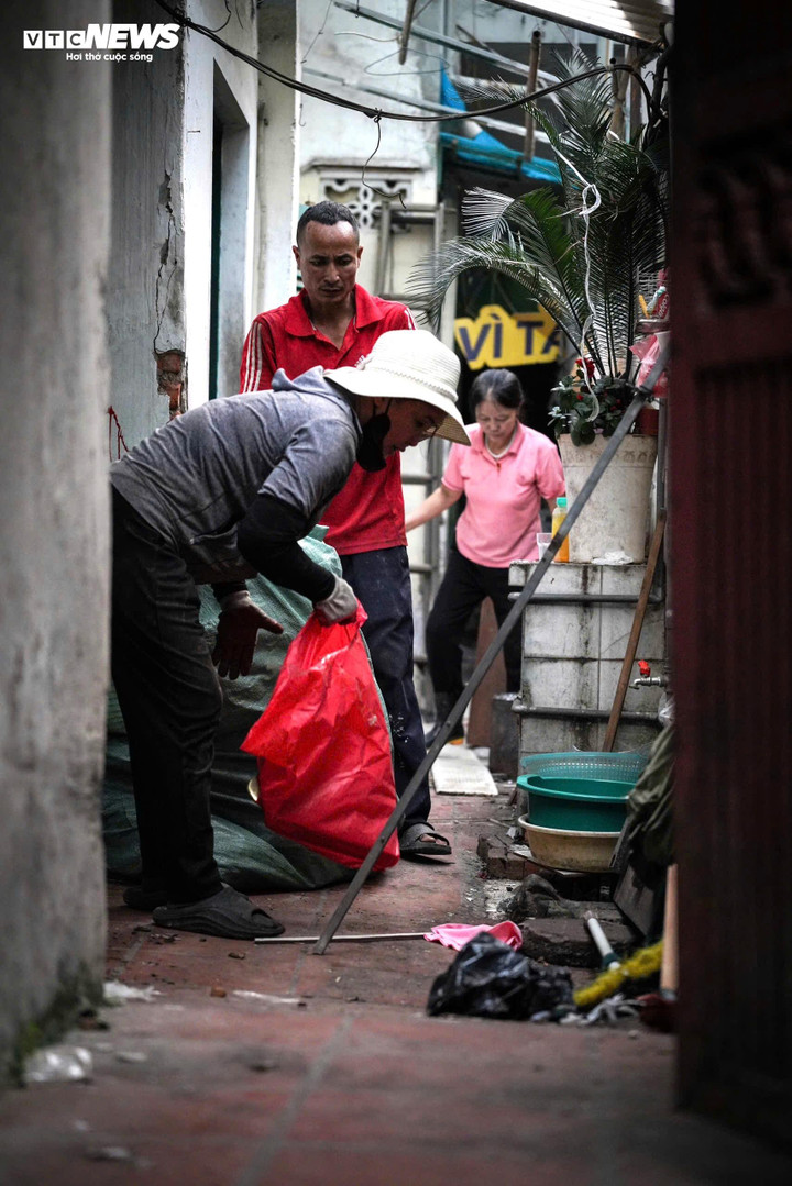 Người dân ven Hồ Gươm bắt đầu di dời, bàn giao mặt bằng xây quảng trường hơn 2ha- Ảnh 1.