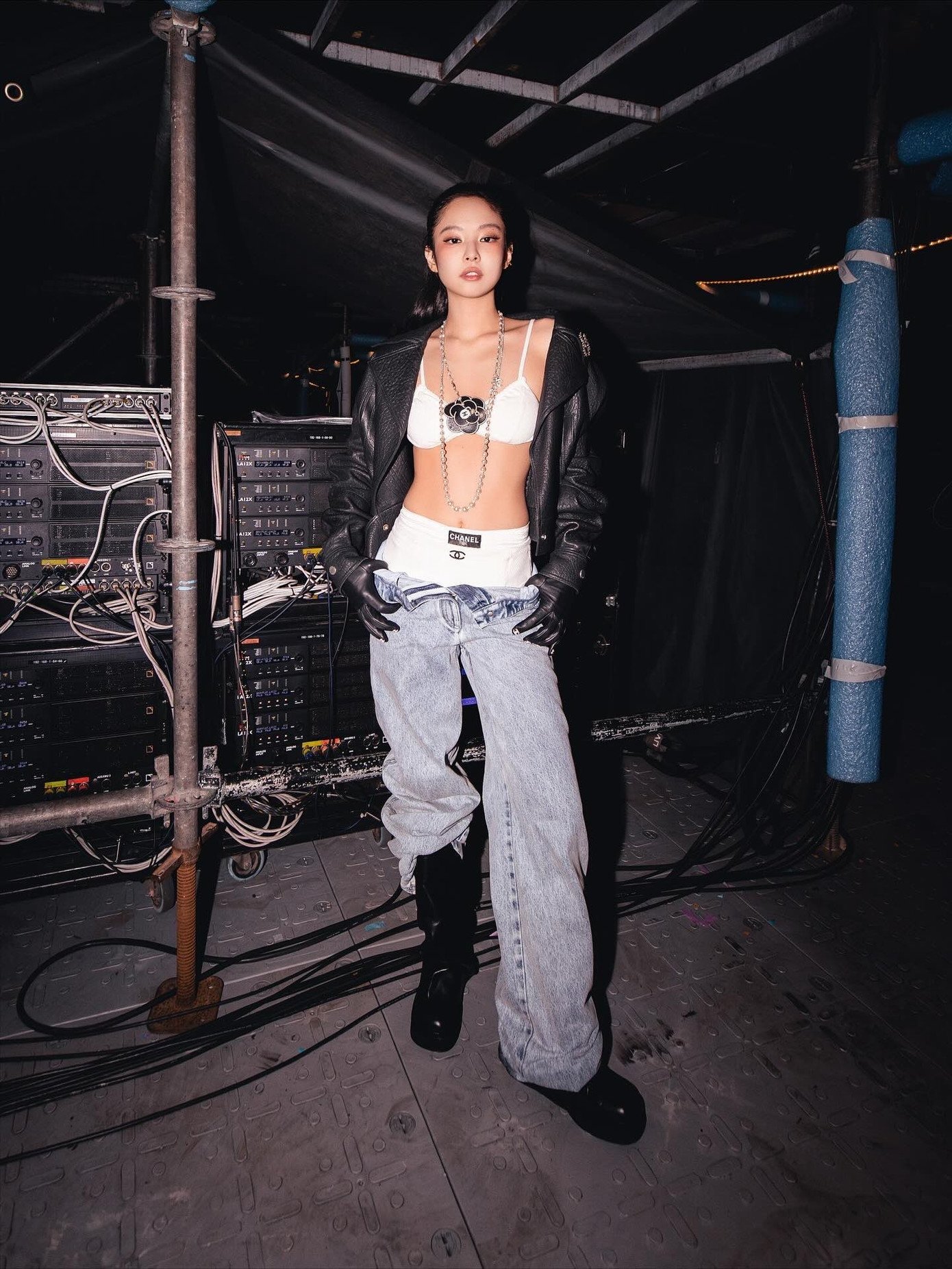 Người đứng sau tạo hình "gây bão" của Jennie BLACPINK tại concert DEADLINE - 1