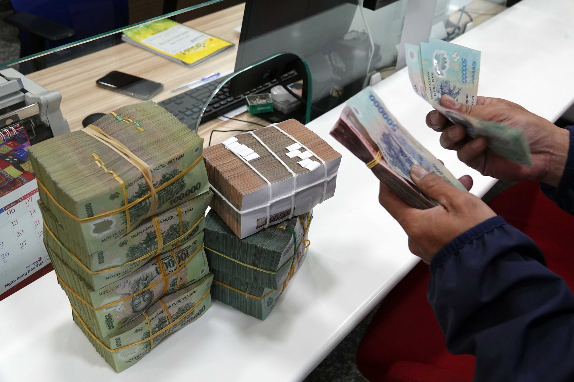 Người làm công ăn lương nộp thuế thu nhập cá nhân ra sao?- Ảnh 1. Người làm công ăn lương nộp thuế thu nhập cá nhân ra sao?- Ảnh 1.